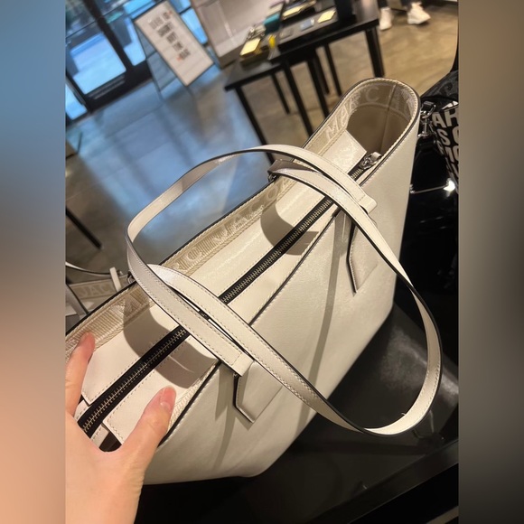 Marc Jacobs Women White Tote with Zipper - Picture 5 of 6